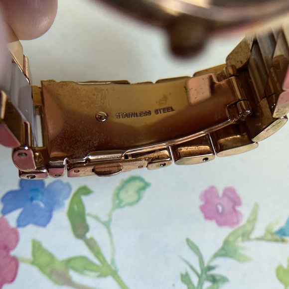 Beautiful Michael Kors MK 4294 Goldtone Classic Slim Runway Unisex Wristwatch - Picture 9 of 12